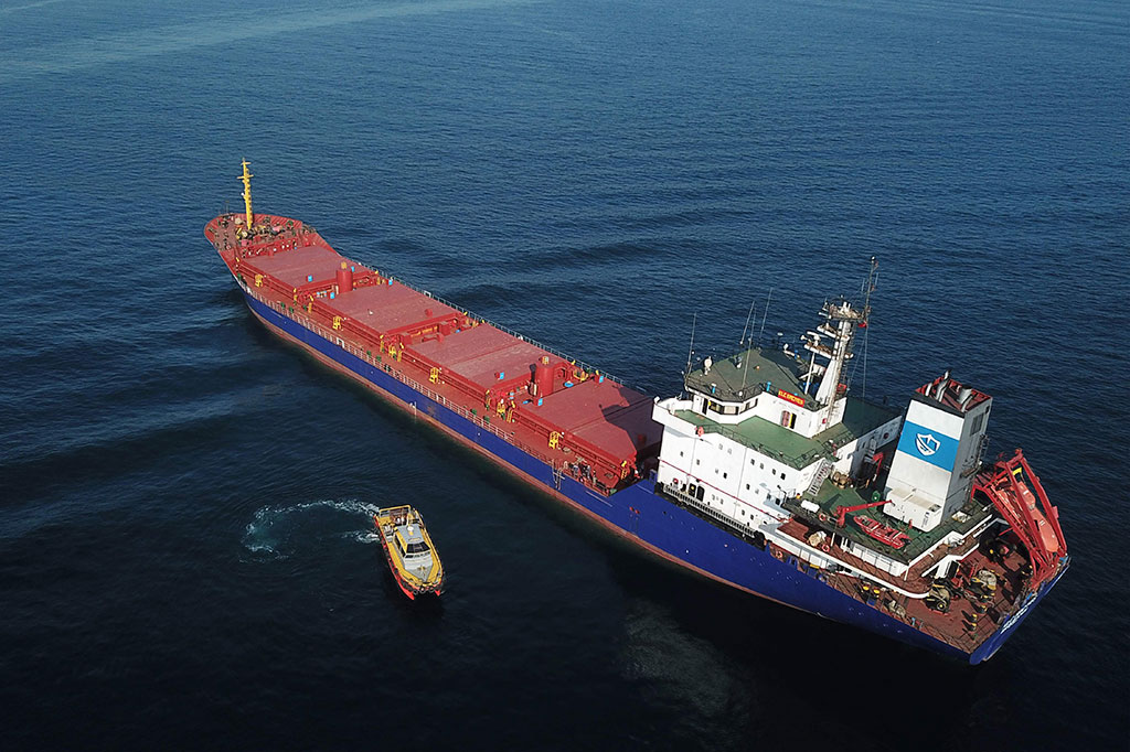 Sedikitnya enam kapal termasuk Ikaria Angel -- disewa oleh Program Pangan Dunia dan memuat 30.000 ton gandum yang ditujukan untuk tanggap darurat di Tanduk Afrika -- meninggalkan pelabuhan Ukraina pada Senin.