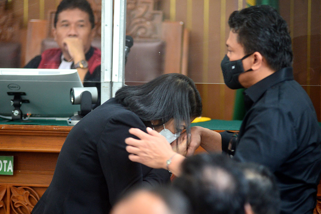 Terdakwa Putri Chadrawati (kiri) mencium tangan terdakwa Ferdy Sambo saat memasuki ruang sidang untuk menjalani persidangan lanjutan dengan agenda pemeriksaan saksi di Pengadilan Negeri Jakarta Selatan, Ampera, Jakarta, Selasa, 1 November 2022.