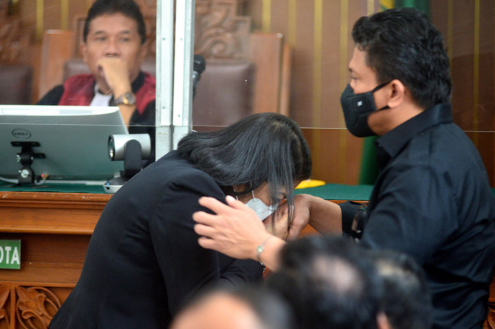 Terdakwa Putri Chadrawati (kiri) mencium tangan terdakwa Ferdy Sambo saat memasuki ruang sidang untuk menjalani persidangan lanjutan dengan agenda pemeriksaan saksi di Pengadilan Negeri Jakarta Selatan, Ampera, Jakarta, Selasa, 1 November 2022.