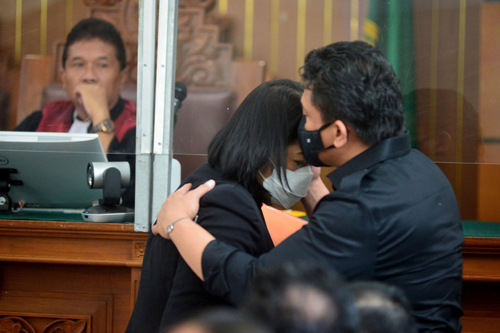 Terdakwa Ferdy Sambo (kanan) memeluk terdakwa Putri Chadrawati saat memasuki ruang sidang.