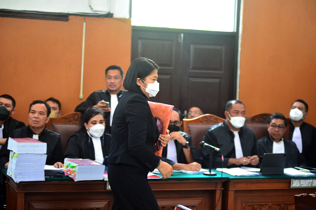 Setelah itu giliran istrinya, Putri Chandrawati masuk ke ruang sidang. Keduanya sama-sama mengenakan pakaian hitam.