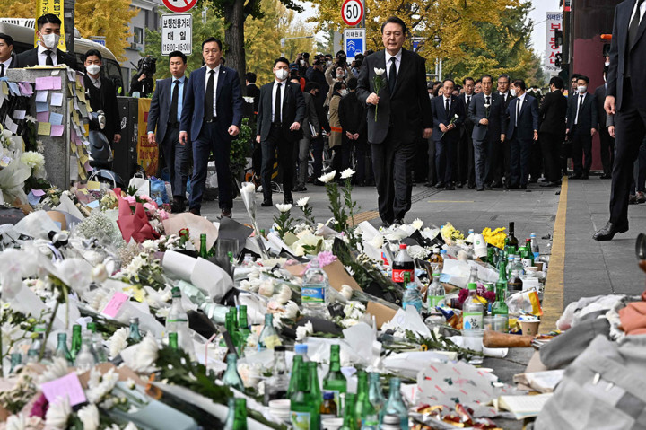 Sementara itu, di tempat lain, Presiden Korea Selatan Yoon Suk-yeol mengunjungi tugu peringatan di luar stasiun kereta bawah tanah di distrik Itaewon di Seoul.