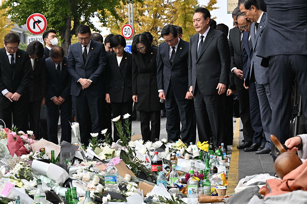 Dia kemudian meletakkan bunga di peringatan darurat untuk para korban tragedi Itaewon. Setelah itu, Presiden bersama jajaran berdoa bersama untuk para korban.