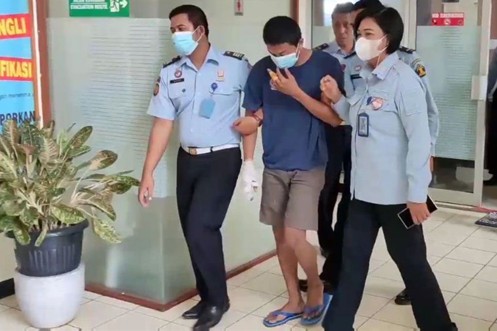 Tonny menyebut saat penangkapan Bokir tidak melakukan perlawanan, sehingga petugas dapat meringkus pelaku dengan cepat. Petugas gabungan kemudian membawa tahanan narkoba itu ke Polsek Cibinong untuk dimintai keterangan.