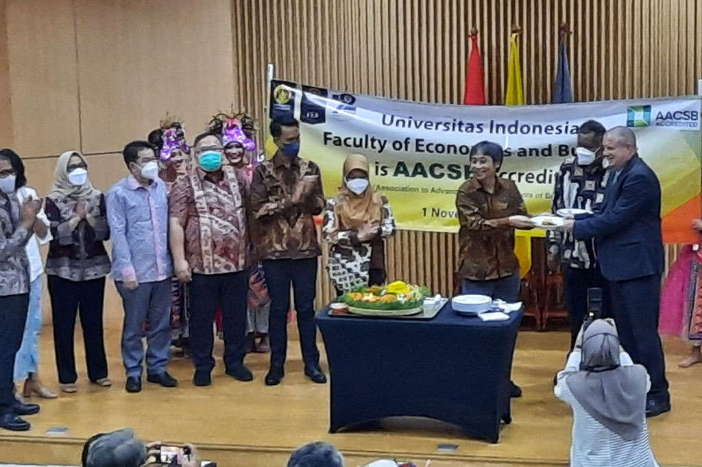 Dekan Fakultas Ekonomi dan Bisnis Universitas Indonesia (FEB UI) Teguh Dartanto (ketiga kanan) menyerahkan potongan tumpeng kepada Executive Vice President AACSB International Geoff Perry (kanan) disaksikan Rektor UI Ari Kuncoro (kedua kanan) dalam acara perayaan Akreditasi Internasional FEB UI di Auditorium Dekanat FEB UI di Kampus UI, Depok, Jawa Barat, Selasa, 1 November 2022.