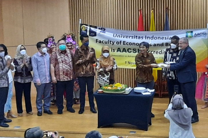 Dekan Fakultas Ekonomi dan Bisnis Universitas Indonesia (FEB UI) Teguh Dartanto (ketiga kanan) menyerahkan potongan tumpeng kepada Executive Vice President AACSB International Geoff Perry (kanan) disaksikan Rektor UI Ari Kuncoro (kedua kanan) dalam acara perayaan Akreditasi Internasional FEB UI di Auditorium Dekanat FEB UI di Kampus UI, Depok, Jawa Barat, Selasa, 1 November 2022.