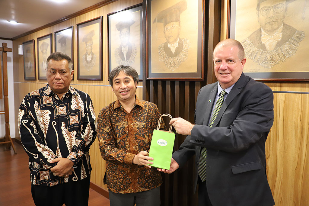 FEB UI memperoleh akreditasi internasional Association to Advance Collegiate School of Business (AACSB), salah satu penilaian paling bergengsi di dunia untuk sekolah bisnis. Dari sekitar 13.000 sekolah bisnis di dunia, kurang dari 6 persen yang telah masuk pengesahaan AACSB mengingat ketatnya proses akreditasi tersebut.
