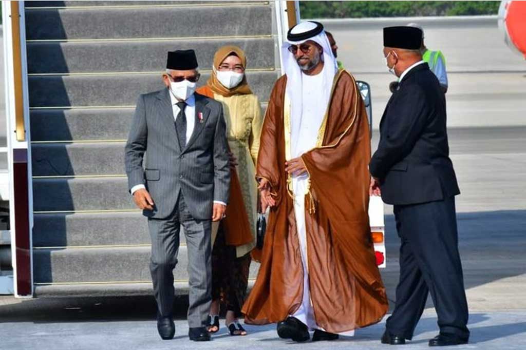 Setelah menempuh penerbangan sekitar 8 jam, Wakil Presiden (Wapres) Ma'ruf Amin beserta Ibu Wury Ma'ruf Amin dan rombongan tiba di Abu Dhabi, Persatuan Emirat Arab (PEA) pada Selasa, 1 November 2022 sore, pukul 15.22 waktu setempat.