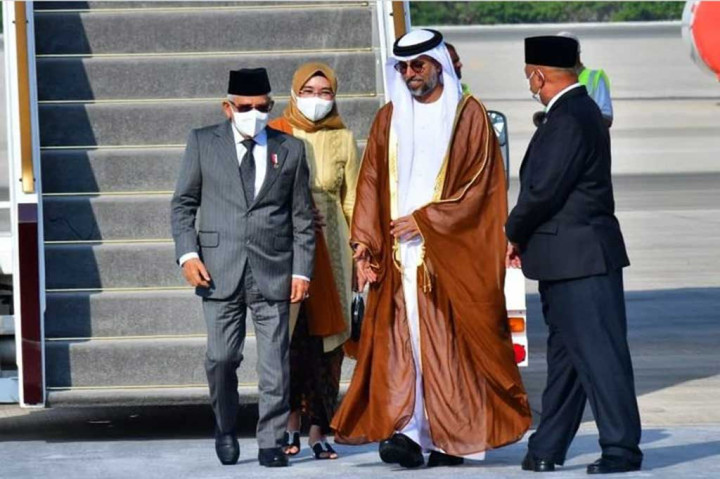 Setelah menempuh penerbangan sekitar 8 jam, Wakil Presiden (Wapres) Ma'ruf Amin beserta Ibu Wury Ma'ruf Amin dan rombongan tiba di Abu Dhabi, Persatuan Emirat Arab (PEA) pada Selasa, 1 November 2022 sore, pukul 15.22 waktu setempat.