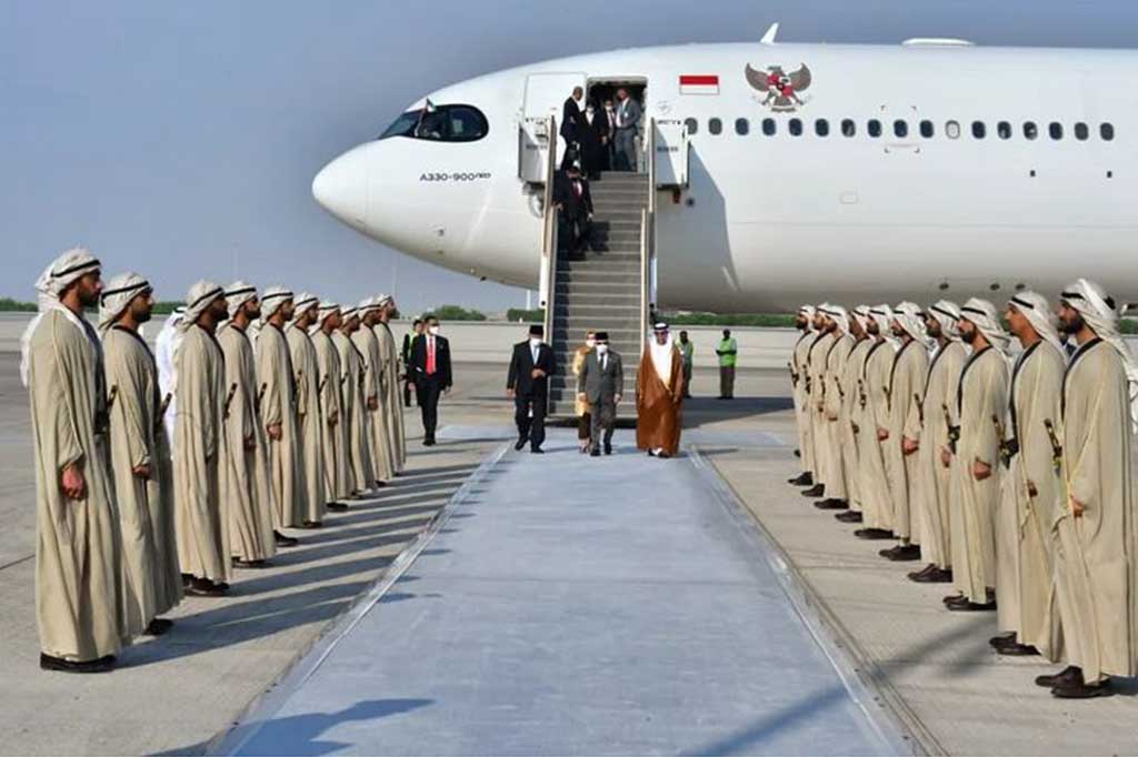 Di Bandara Internasional Abu Dhabi, Wapres dan Ibu Wury disambut Menteri Energi dan Infrastruktur PEA Suhail Mohamed Far Almazrouei, Duta Besar Indonesia untuk PEA Husin Bagis, dan Atase Pertahanan RI di Riyadh Brigjen TNI Putut Witjaksono.