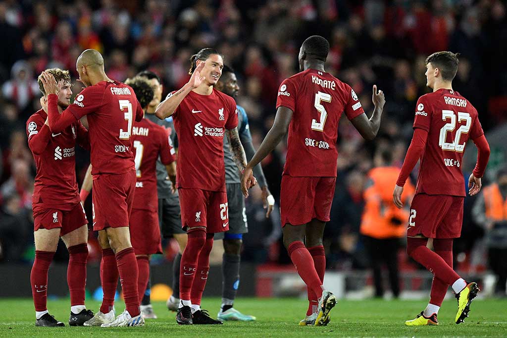 Liverpool mengakhiri fase grup dengan kemenangan 2-0 atas Napoli dalam matchday ke-6 Grup A Liga Champions di Anfield pada Rabu, 2 November 2022 dini hari WIB. Penggawa The Reds berselebrai menyambut hasil tersebut.