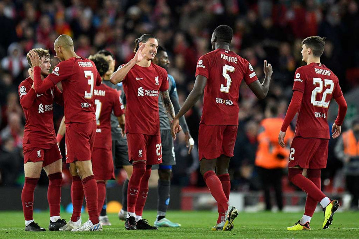 Liverpool mengakhiri fase grup dengan kemenangan 2-0 atas Napoli dalam matchday ke-6 Grup A Liga Champions di Anfield pada Rabu, 2 November 2022 dini hari WIB. Penggawa The Reds berselebrai menyambut hasil tersebut.