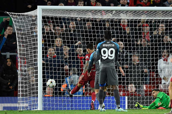 The Reds akhirnya menggandakan keunggulan pada menit ke-98 lewat sundulan Virgil Van Dijk. Hakim garis sempat mengangkat bendera tanda offside, tetapi VAR mengubah keputusan wasit dan mengesahkan gol tersebut.