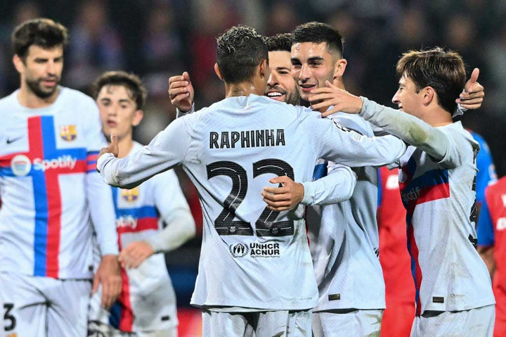 Barcelona kembali menjauh pada menit ke-54. Pergerakan lincah Raphinha di sisi kanan diakhiri dengan umpan mendatar kepada Torres. Pemain berusia 22 tahun itu berhasil mengeksekusi bola dengan baik di depan gawang dan membawa Barcelona unggul 3-1.