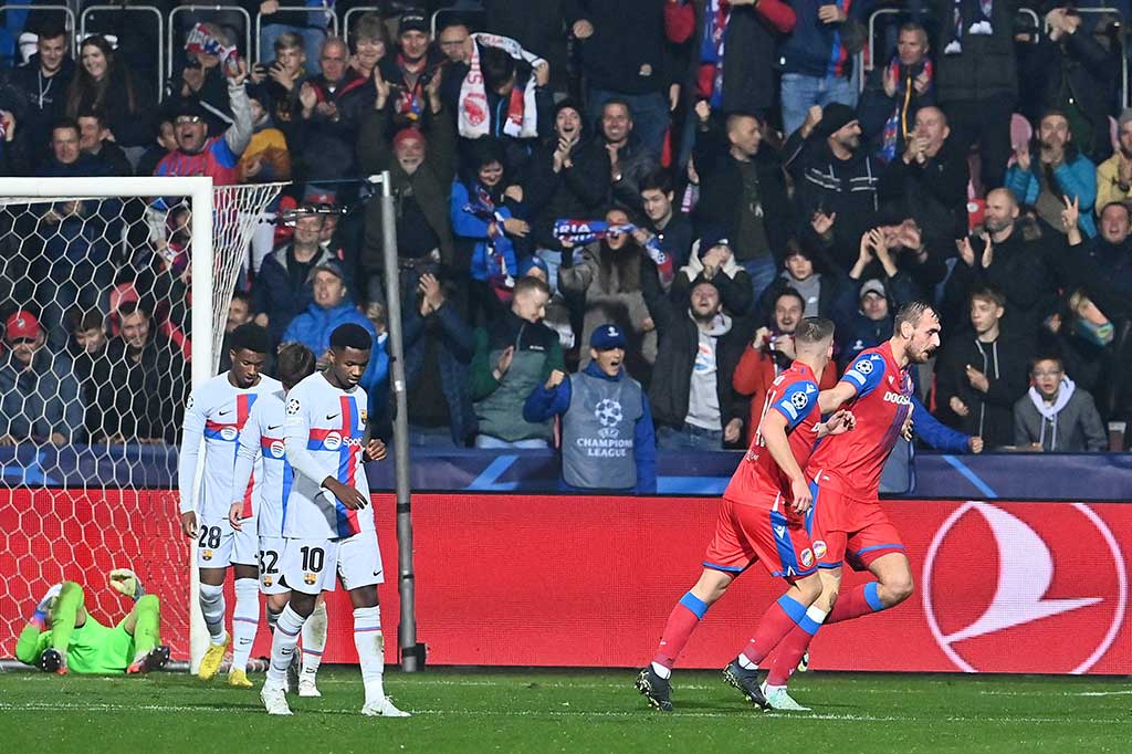 Plzen kembali memperkecil ketertinggalan menjadi 2-3 pada menit ke-63 lewat gol kedua Chory usai menyundul umpan silang dari sisi kiri ke gawang Pena.