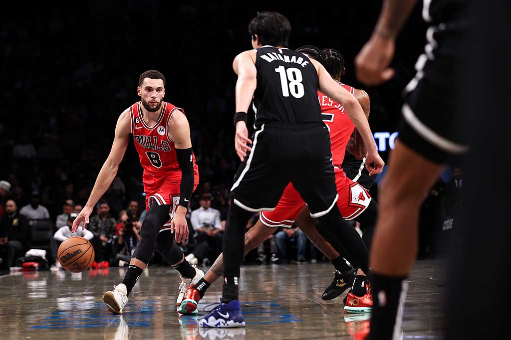 Zach LaVine mencetak 29 poin saat memimpin Chicago Bulls bangkit di kuarter keempat kala mengalahkan Brooklyn Nets 108-99 dalam lanjutan NBA di Barclays Center, New York, Rabu, 2 November 2022 WIB.
