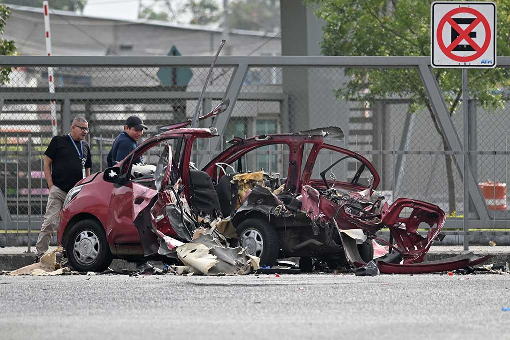 Anggota Polisi Investigasi memeriksa lokasi serangan bom mobil di terminal bus Pascuales di Guayaquil, Ekuador, pada Selasa, 1 November 2022.