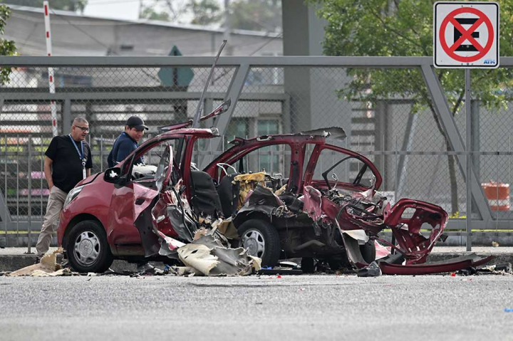 Anggota Polisi Investigasi memeriksa lokasi serangan bom mobil di terminal bus Pascuales di Guayaquil, Ekuador, pada Selasa, 1 November 2022.