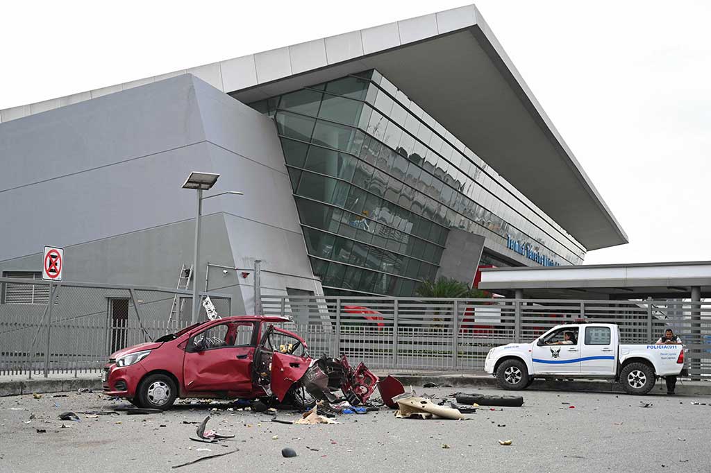 Lima petugas polisi tewas, beberapa lagi terluka, sementara penjaga penjara disandera, dalam gelombang serangan terbaru oleh geng kriminal di Ekuador, Selasa, 1 November 2022 waktu setempat.
