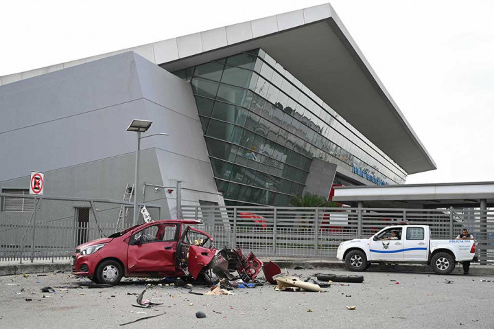 Lima petugas polisi tewas, beberapa lagi terluka, sementara penjaga penjara disandera, dalam gelombang serangan terbaru oleh geng kriminal di Ekuador, Selasa, 1 November 2022 waktu setempat.