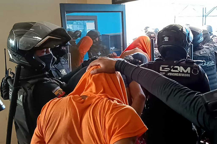 Para pejabat mengatakan kelompok kejahatan terorganisir melancarkan sembilan serangan dengan bahan peledak dan senjata api terhadap polisi dan instalasi minyak sebagai tanggapan atas pemindahan narapidana dari penjara Guayas 1.