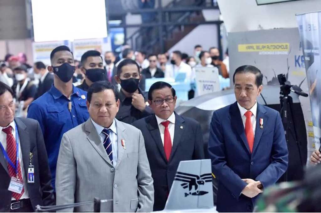 Presiden Joko Widodo menyaksikan peragaan prajurit dan pameran alat utama sistem persenjataan (alutsista) TNI dalam Indo Defence 2022 Expo dan Forum di JIEXPO Kemayoran, Jakarta, Rabu, 2 November 2022.
