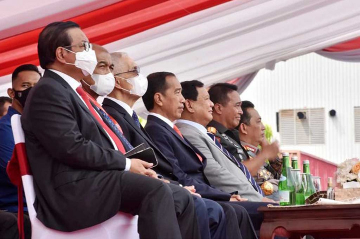 Presiden Jokowi tiba di JIEXPO Kemayoran sekitar pukul 08.55 WIB dan selanjutnya memasuki area pertunjukan langsung (live demo) di kawasan JIEXPO didampingi Menteri Pertahanan Prabowo Subianto, Panglima TNI Jenderal Andika Perkasa, Kapolri Jenderal Listyo Sigit Prabowo, dan para pejabat terkait lainnya.