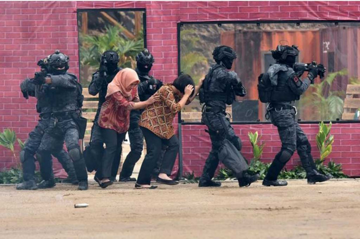 Pertunjukan pertama dari jajaran pasukan Korps Pasukan Khusus (Kopassus) TNI Angkatan Darat (AD). Pasukan elit TNI AD itu menunjukkan adegan penyelamatan sandera dalam skenario penculikan oleh teroris. Kemampuan terlatih dari Kopassus itu juga dipersiapkan untuk pengamanan Konferensi Tingkat Tinggi (KTT) G20 di Bali.