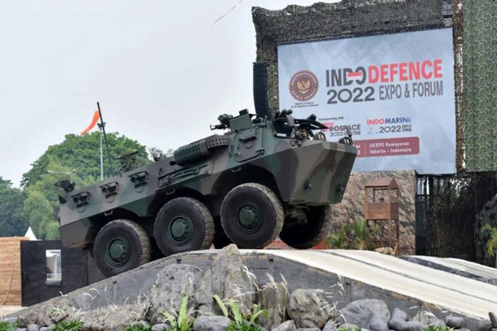 Turut pula ditampilkan dalam pertunjukan langsung tersebut ialah sejumlah kendaraan tempur buatan industri dalam negeri PT Pindad Persero yang merupakan anggota BUMN holding industri pertahanan Defend ID, yakni Maung 4x4, Morino Moto EV, dan Anoa.