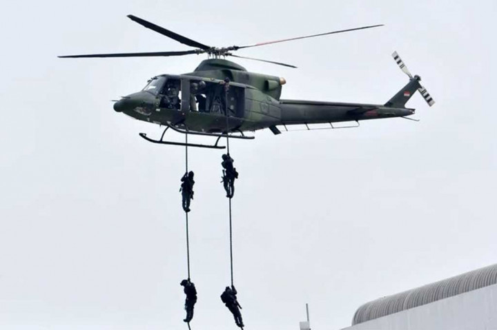 Selanjutnya, pasukan dari Dinas Penerbangan TNI AD melakukan terjun militer, yang dua penerjun di antaranya membawa satwa. Turut melakukan terjun militer itu ialah pasukan khusus TNI AU Kopasgat dan pasukan khusus TNI AL Denjaka.