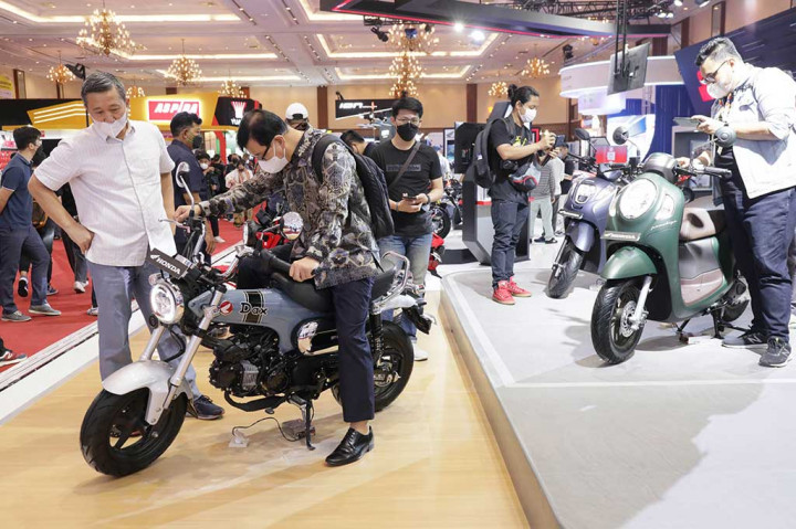 Pengunjung mengamati sepeda motor yang dipamerkan pada Indonesia Motorcycle Show (IMOS) 2022 di Jakarta Convention Center (JCC), Jakarta, Rabu, 2 November 2022.