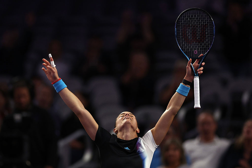  Petenis peringkat lima dunia Maria Sakkari melakukan selebrasi usai melaju ke empat besar WTA Finals untuk tahun kedua berturut-turut, Kamis, 3 November 2022 WIB.