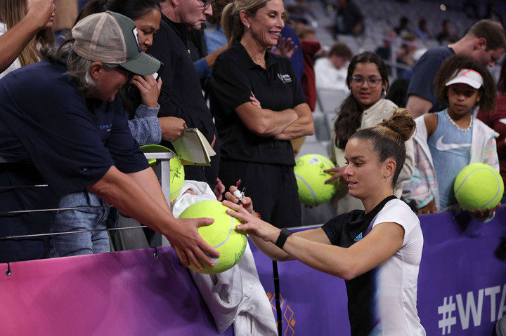 Sakkari akan lolos di posisi teratas grup jika mengalahkan Ons Jabeur di pertandingan putaran pertama terakhirnya.
