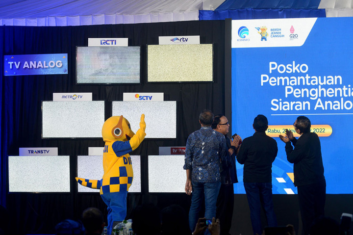 Kementerian Komunikasi dan Informatika menghentikan siaran televisi analog atau analog switch-off (ASO) pada Kamis 3 November 2022 dini hari WIB untuk mewujudkan tranformasi digital.