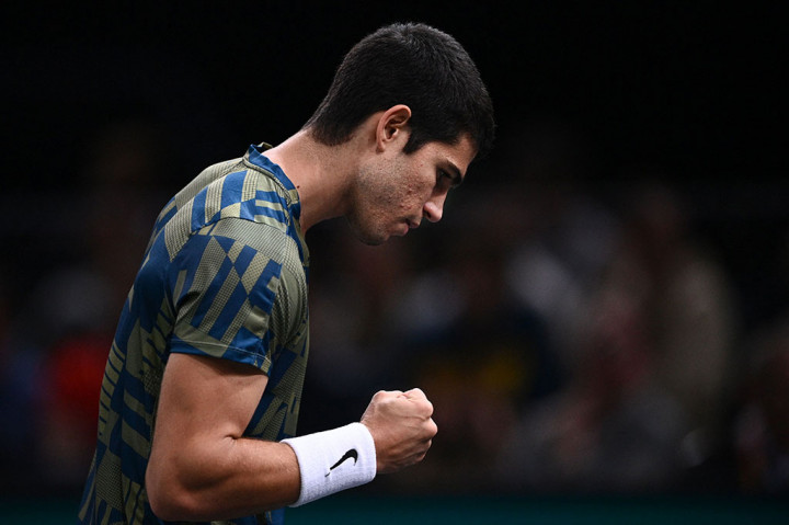 Petenis peringkat satu dunia Carlos Alcaraz melaju mulus ke perempat final turnamen Paris Masters, Kamis, 3 November 2022 waktu setempat. Petenis asal Spanyol tersebut di babak 16 besar mengalahkan Grigor Dimitrov dua set langsung.