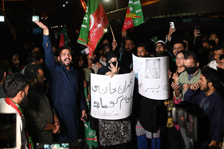 Khan dalam kondisi stabil setelah ditembak di bagian kaki pada rapat umum politik di Wazirabad. Pendukung Imran Khan melakukan protes terhadap upaya pembunuhan tersebut, di luar rumah sakit tempat dia dirawat, di Lahore pada Kamis, 3 November 2022.