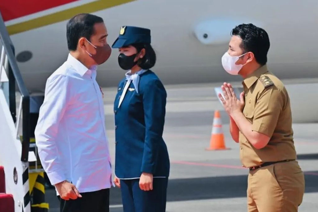 Presiden dan rombongan mendarat di Bandara Internasional Juanda, Surabaya, disambut oleh Wakil Gubernur Jawa Timur Emil Elestianto Dardak.