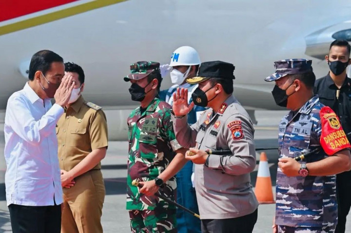 Turut menyambut Presiden di Bandara Internasional Juanda, Surabaya Pangdam V/Brawijaya Mayjen Nurchahyanto, Kapolda Jatim Irjen Toni Harmanto, serta Danlanudal Juanda Kolonel Laut Heru Prastyo.