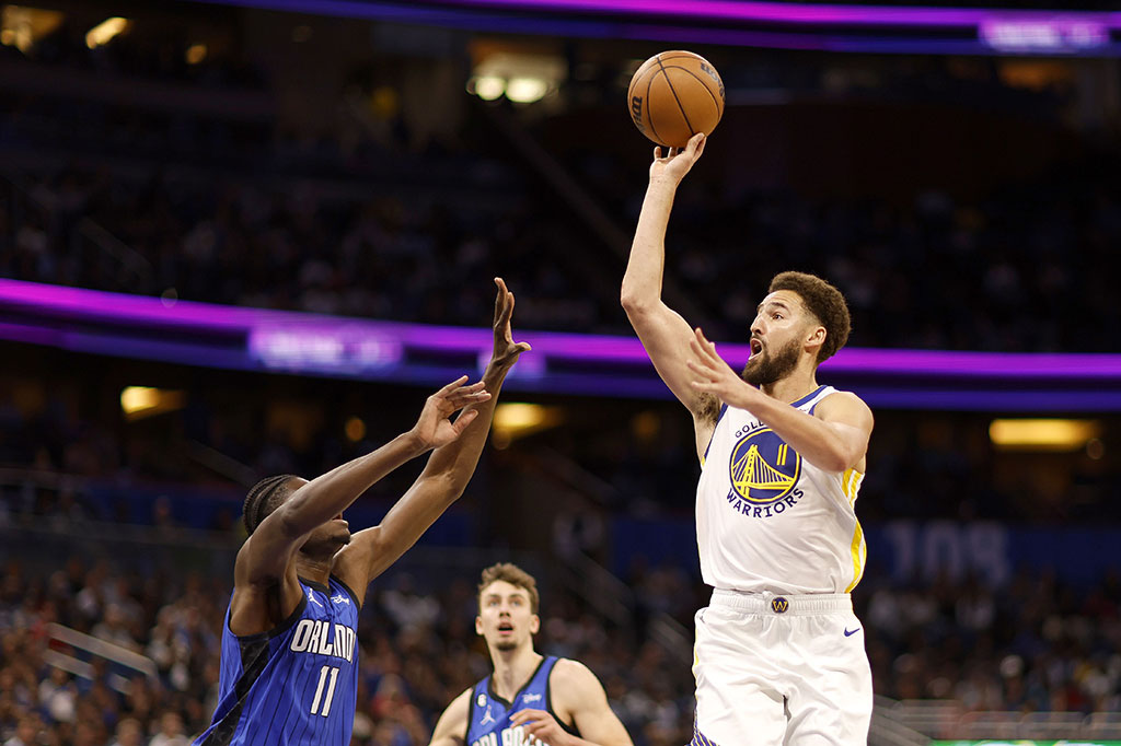 Sementara Klay Thompson menjadi penyumbang angka terbanyak bagi Warriors dengan 27 poin. Sayang dia gagal mengkonversi kesempatan terakhir untuk merebut kemenangan setelah tembakan buzzer-beater yang ia lepaskan ditolak keranjang.