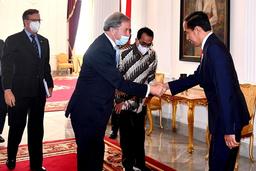 Presiden Joko Widodo (Jokowi) menerima kunjungan Presiden Boeing International Michael Arthur beserta delegasi di Istana Merdeka, Jakarta, Rabu, 2 November 2022.