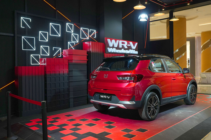 Tampilan desain belakang mobil terlihat canggih dan unik dengan penggunaan LED bars, tampilan samping mobil terlihat ramping dan sporty, hingga desain pintu belakang dibuat unik dengan menggunakan konsep layaknya sebuah mobil coupe di mana door handle terletak pada bagian samping bingkai jendela.