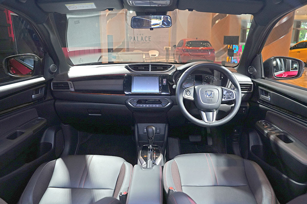 Interior WR-V mengusung konsep area kokpit dan dukungan layar 4.2 inci Thin-Film Transistor (TFT) Display pada dashboard untuk menampilkan berbagai informasi akurat saat berkendara seperti fungsi Honda SENSING, rata-rata konsumsi bahan bakar, jarak tempuh perjalanan, dan sisa bahan bakar, yang dipadukan dengan display audio dengan layar sentuh 7 inci.