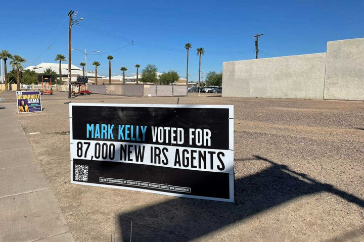 Namun, berbeda dengan di Indonesia, kampanye di AS tidak dilakukan setiap saat. Dalam pantauan Medcom.id di Arizona, Jumat, 3 November 2022 waktu setempat, spanduk para calon gubernur dan senat terlihat di 'pojokan' jalan. 