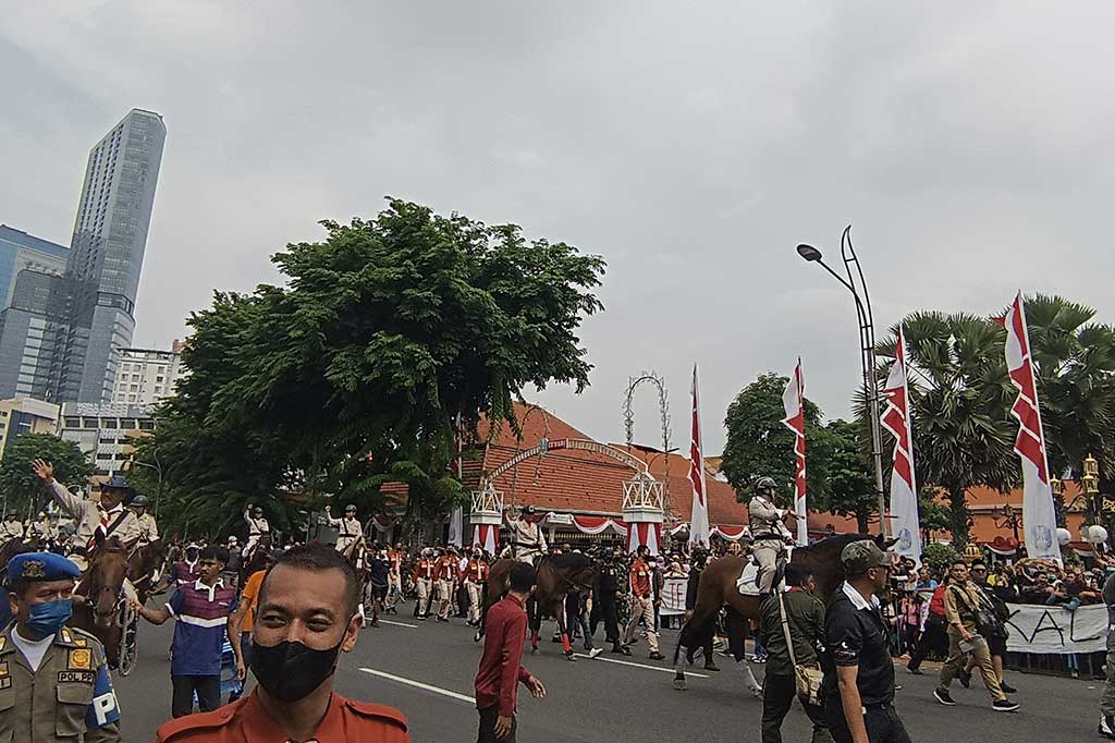 Wali Kota Surabaya Eri Cahyadi dan Wakil Wali Kota Surabaya Armudji bersama Forkopimda Surabaya menunggangi kuda, pada acara Parade Juang saat melintas di Jalan Gubernur Suryo Surabaya, Minggu, 6 November 2022.