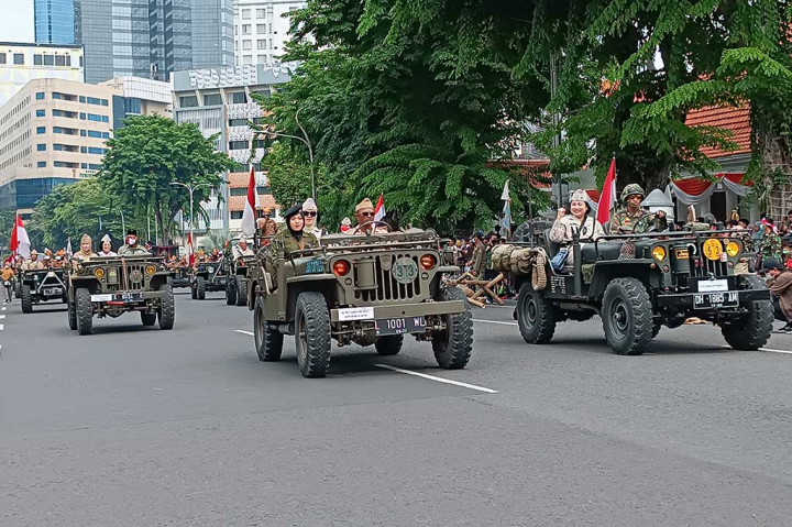 Ketua Tim Penggerak (TP) PKK Kota Surabaya bersama istri Forkopimda dan para veteran Kota Surabaya menaiki Jeep Willys, saat Parade Juang Surabaya.