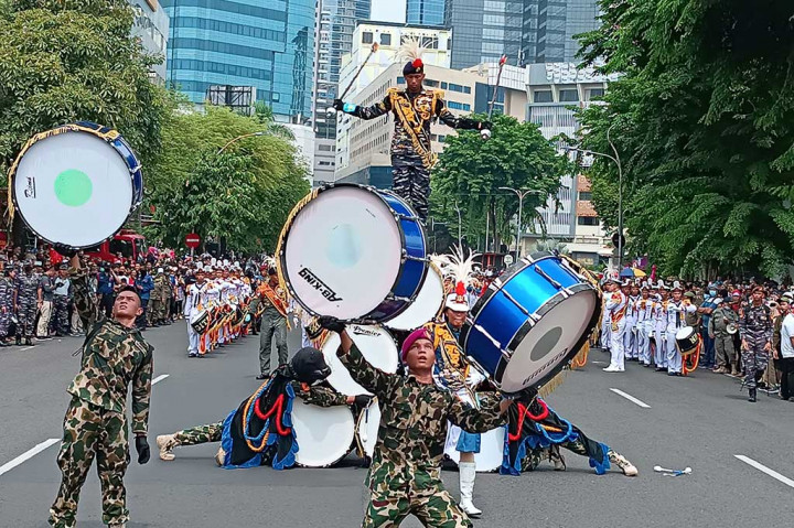 Penampilan tim drum band Akademi Angkatan Laut (AAL) saat beratraksi di hadapan masyarakar pada acara Parade Juang di Jalan Gubernur Suryo Surabaya. 