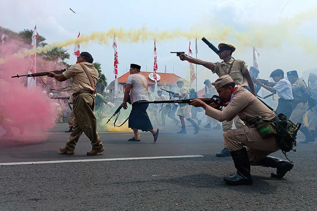 Sebelum parade diberangkatkan dari depan Monumen Tugu Pahlawan, sejumlah penampilan disuguhkan, salah satunya adalah teatrikal pertempuran 10 November 1945 di Kota Pahlawan.