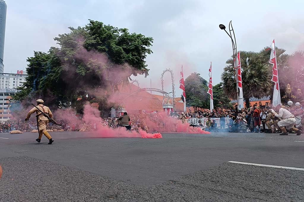 Teatrikal pertempuran yang diperankan sejumlah komunitas sejarah di Surabaya ini tampak begitu nyata. Bahkan, seluruh pemain teatrikal memakai baju pejuang lengkap dengan atribut senjata seperti di kala peristiwa 10 November 1945. Desis senapan hingga meriam terdengar terus bersahutan selama berjalannya teatrikal pertempuran. Bahkan, Jalan Pahlawan tampak membara layaknya seperti dalam medan perang.