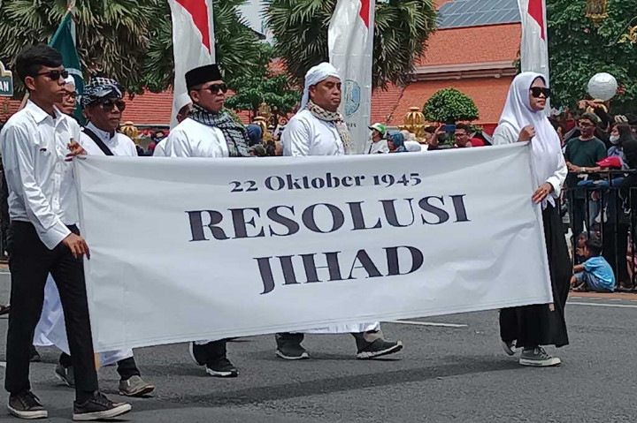 Kemudian berlanjut menuju Jalan Gubernur Suryo, Jalan Yos Sudarso, Jalan Jaksa Agung Suprapto, dan berakhir di Balai Kota Surabaya.
