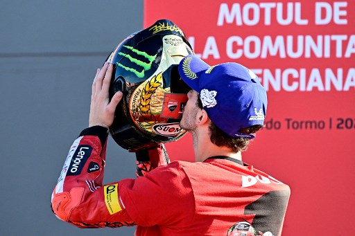 Pembalap Ducati Francesco Bagnaia melakukan selebrasi usai meraih mahkota juara dunia MotoGP perdananya setelah finis P9 pada balapan penentuan di Grand Prix Valencia, Minggu, 6 November 2022.